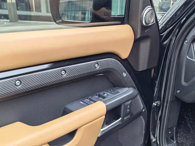 Land Rover Land Rover Defender 2025 110 3.0T P400 -Dynamic HSE — Фото автомобиля 4