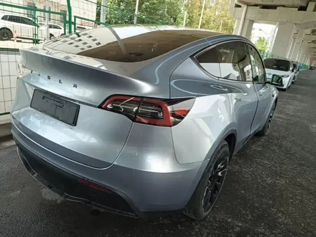 Tesla Model Y — Фото автомобиля 6