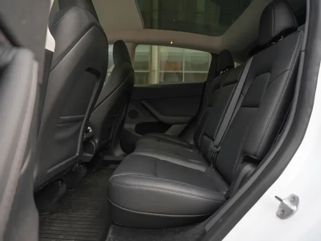 Tesla Model Y — Фото автомобиля 16