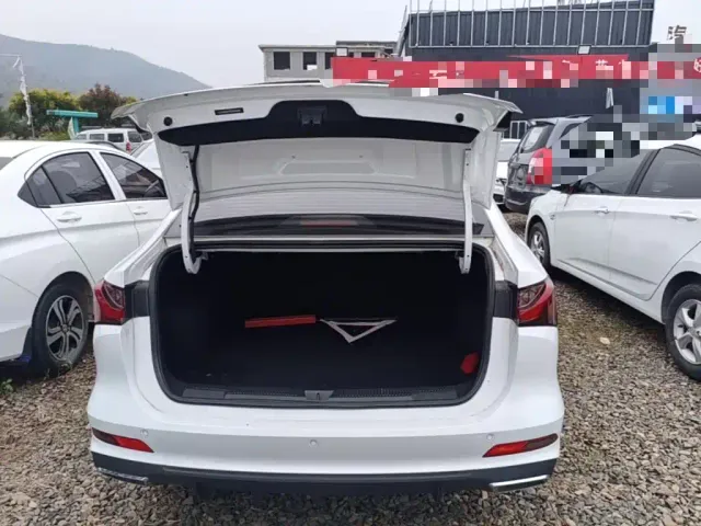 Roewe Roewe i5 2023 1.5L CVT Luxury Edition — Фото автомобиля 18