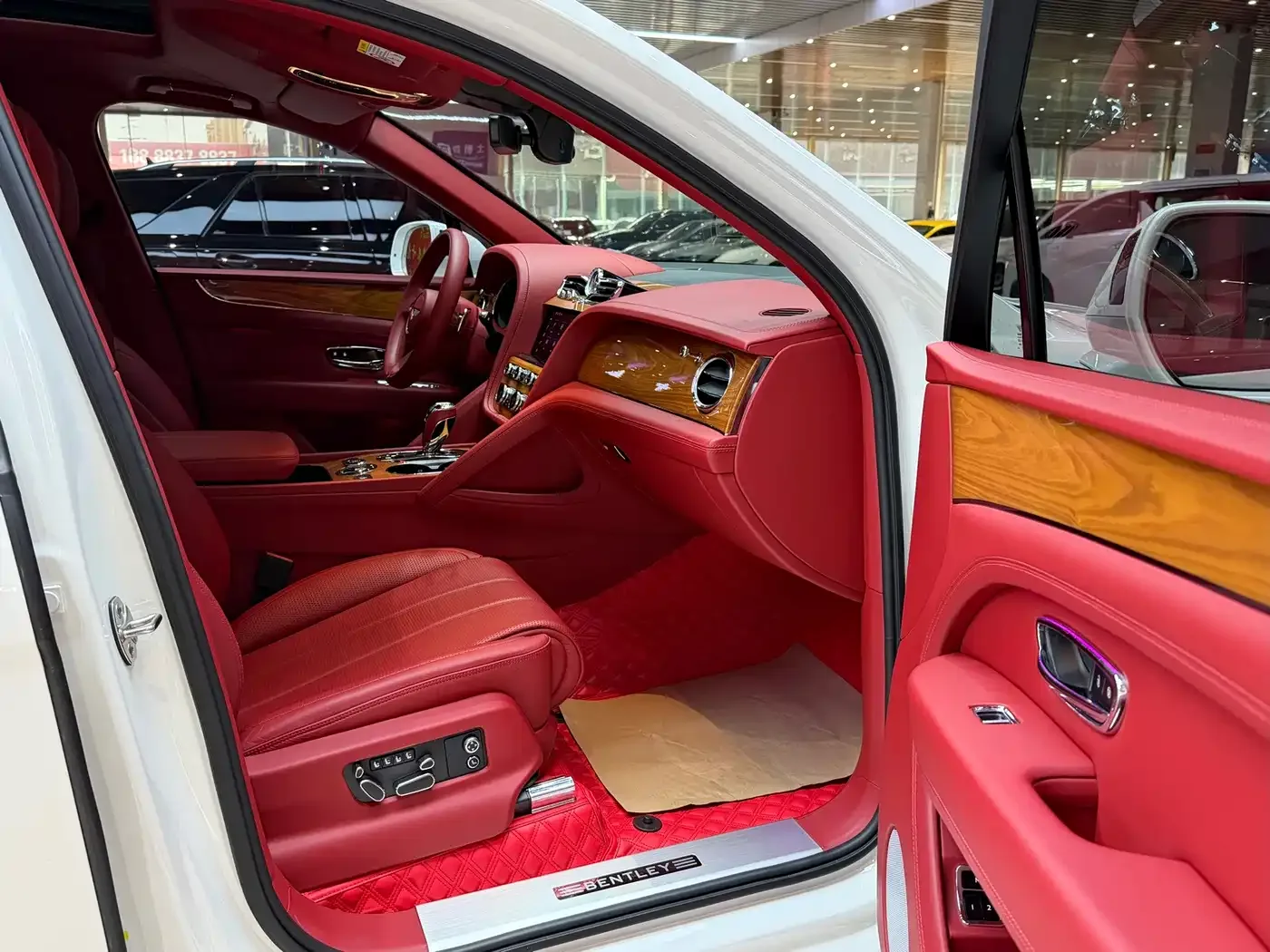 Bentley Bentayga 2024 4.0T V8 Long Wheelbase — Фото автомобиля 9