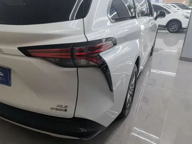 Toyota Sienna — Фото автомобиля 23