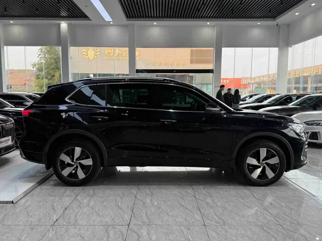 Volkswagen Tiguan L — Фото автомобиля 7