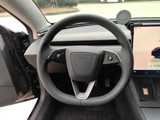 Tesla Model 3 — Фото автомобиля 7