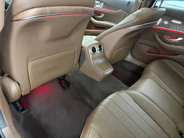 Mercedes-Benz E-Class — Фото автомобиля 10