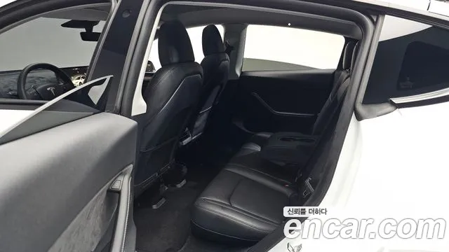 Tesla Model Y — Фото автомобиля 17