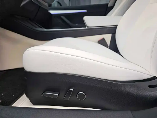 Tesla Model 3 — Фото автомобиля 16