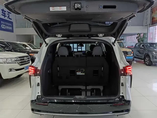 Toyota Sienna — Фото автомобиля 16