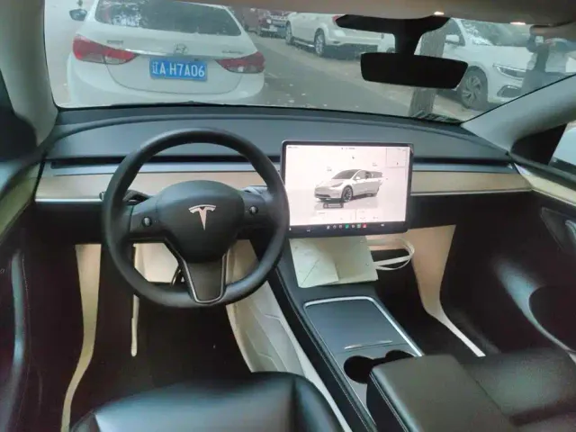 Tesla Model Y — Фото автомобиля 12