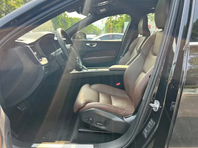 Volvo XC60 — Фото автомобиля 4