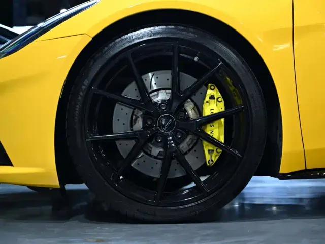 Lotus Emira — Фото автомобиля 14