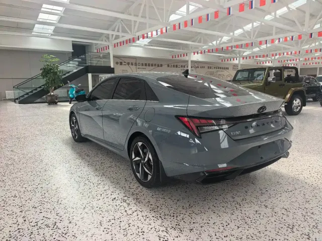 Hyundai Elantra 2022 1.5L CVT LUX Premium Edition — Фото автомобиля 5