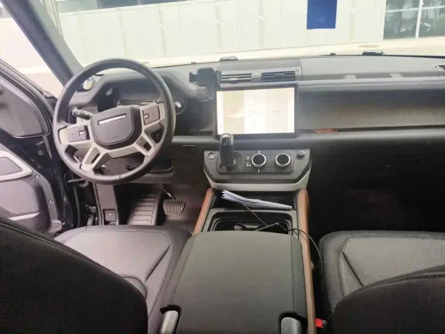 Land Rover Defender — Фото автомобиля 12