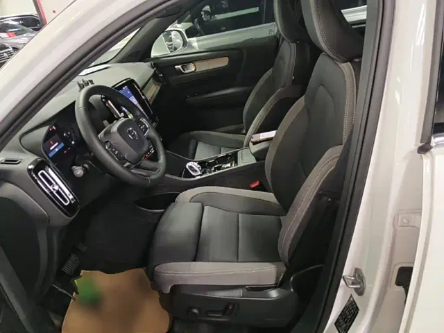 Volvo XC40 — Фото автомобиля 14