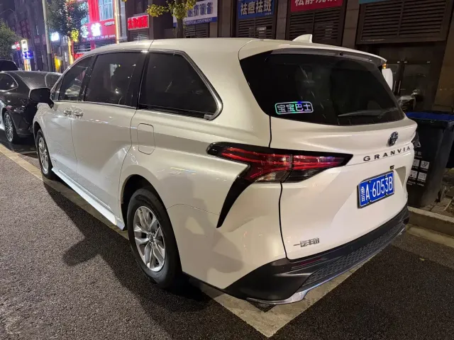 Toyota Granvia 2023 2.5L Hybrid Comfort Edition — Фото автомобиля 9