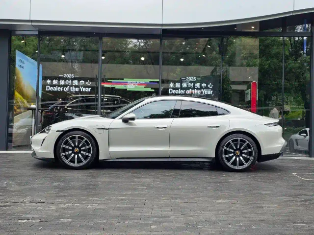 Porsche Taycan — Фото автомобиля 6
