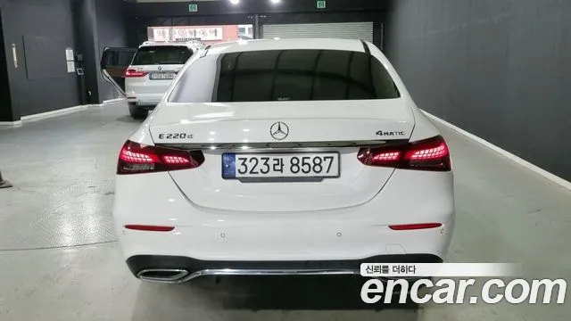 Mercedes-Benz E-Class — Фото автомобиля 3