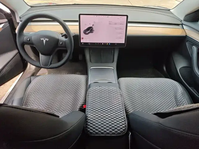Tesla Model 3 — Фото автомобиля 12