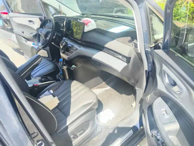 Roewe iMAX8 — Фото автомобиля 13
