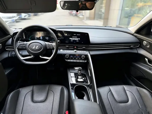 Hyundai Elantra — Фото автомобиля 5