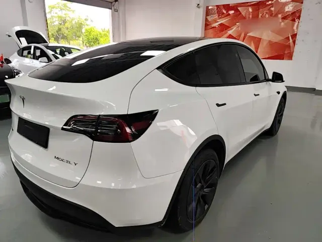 Tesla Model Y — Фото автомобиля 6