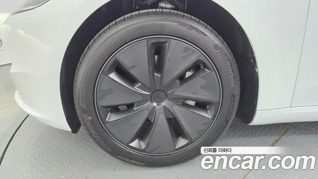Tesla Model 3 — Фото автомобиля 5