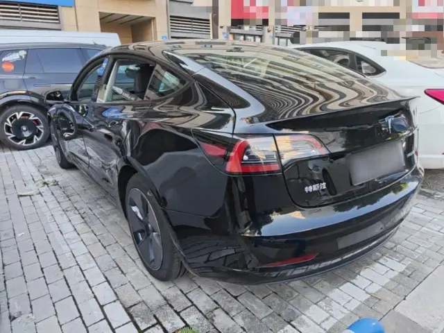Tesla Model 3 — Фото автомобиля 4
