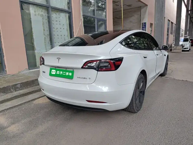 Tesla Model 3 — Фото автомобиля 6