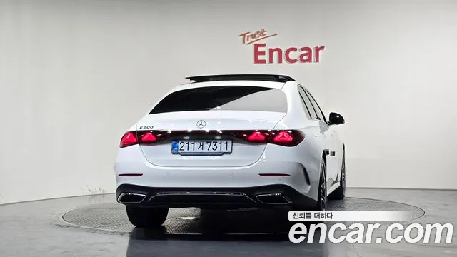 Mercedes-Benz E-Class — Фото автомобиля 4