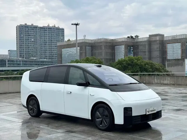 Li Auto MEGA — Фото автомобиля 3