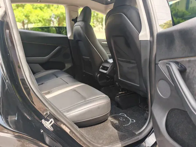 Tesla Model Y — Фото автомобиля 17