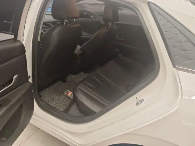 Hyundai Elantra — Фото автомобиля 14