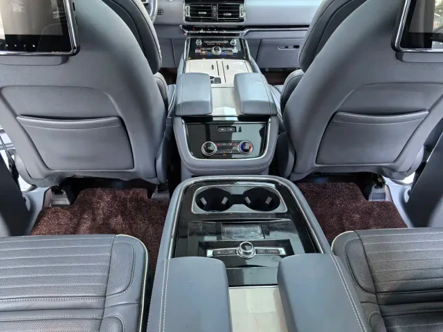 Lincoln Navigator — Фото автомобиля 14