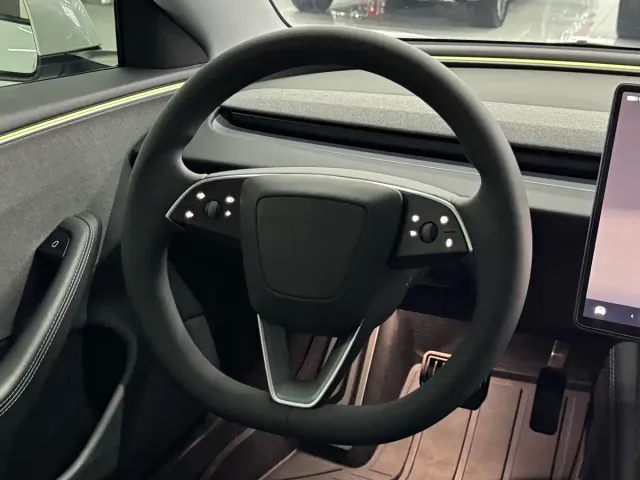 Tesla Model 3 — Фото автомобиля 10