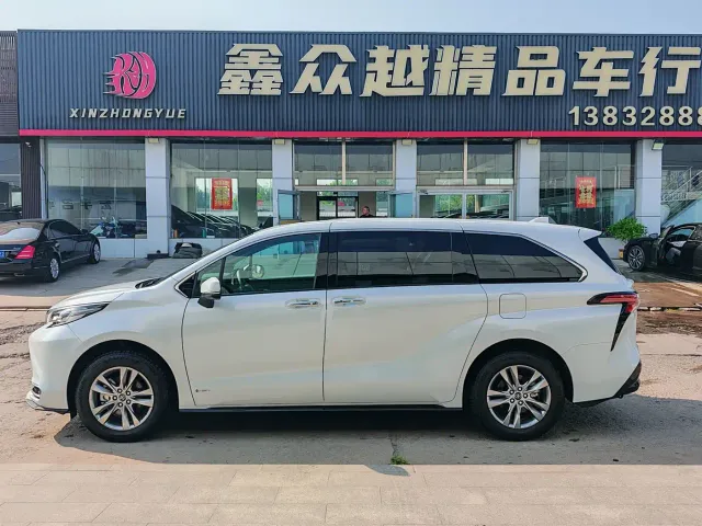 Toyota Sienna — Фото автомобиля 3