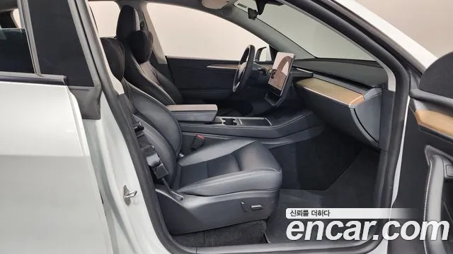 Tesla Model Y — Фото автомобиля 16