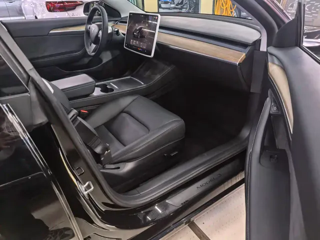Tesla Model 3 — Фото автомобиля 16