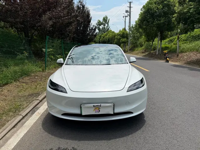 Tesla Model 3 — Фото автомобиля 2
