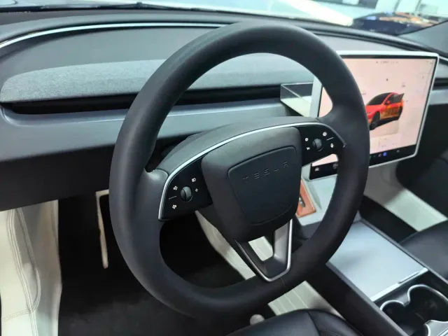 Tesla Model 3 — Фото автомобиля 4