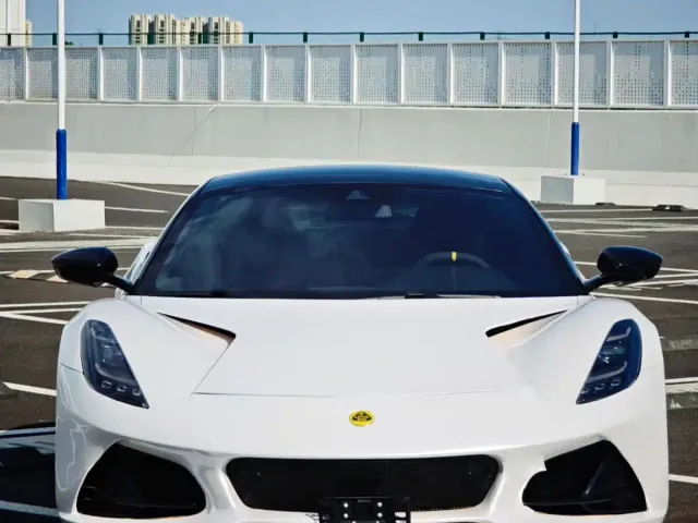 Lotus Emira — Фото автомобиля 13