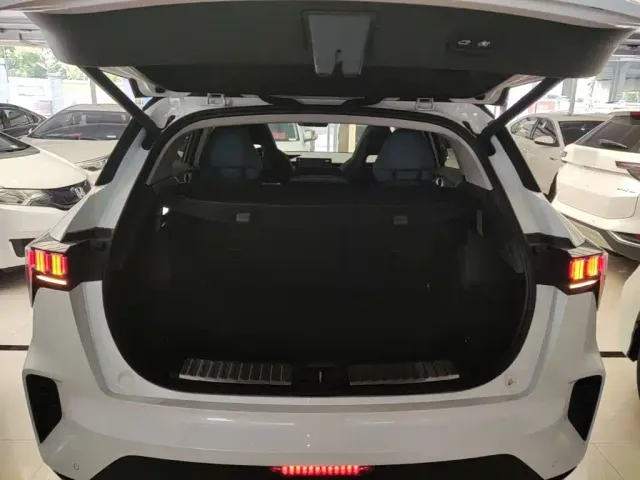 Lynk & Co Lynk & Co 06 2020 1.5T Halo — Фото автомобиля 18