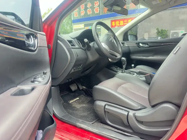 Nissan Tiida — Фото автомобиля 5