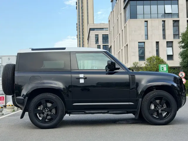 Land Rover Defender — Фото автомобиля 16