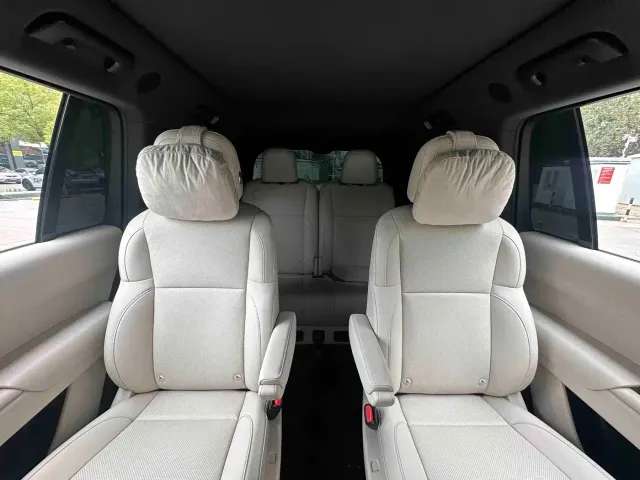 Li Auto L9 — Фото автомобиля 14