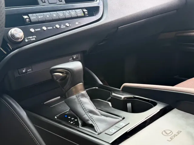 Lexus ES — Фото автомобиля 14