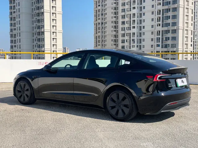 Tesla Model 3 — Фото автомобиля 6