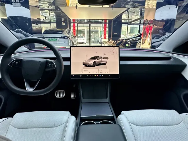 Tesla Model 3 — Фото автомобиля 8
