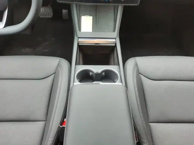 Tesla Model 3 — Фото автомобиля 16