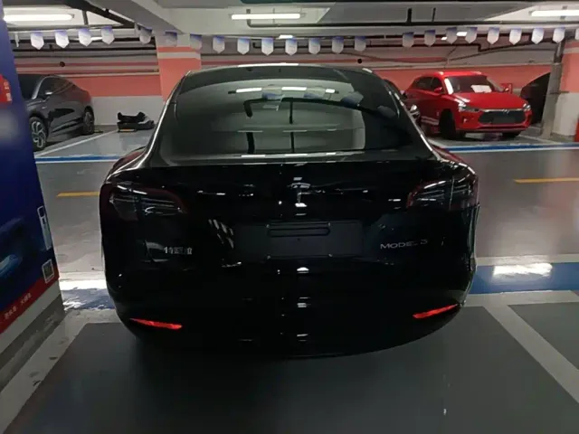 Tesla Model 3 — Фото автомобиля 5