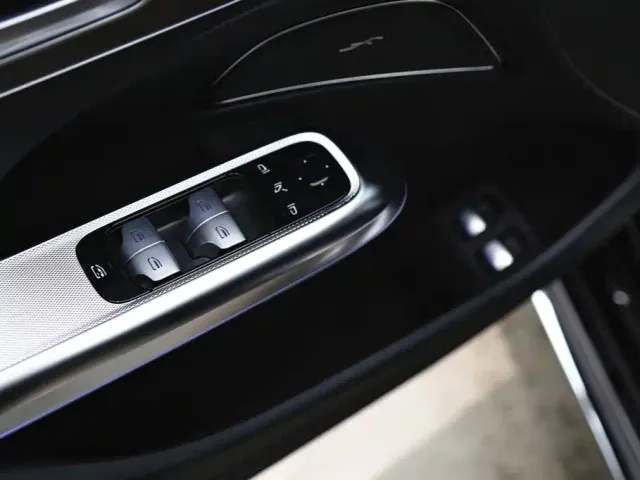 Mercedes-Benz E-Class — Фото автомобиля 12